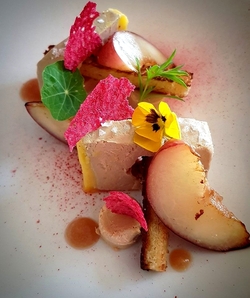Marbre de foie gras, pêche caramélisée et brioche à la fleur d'oranger